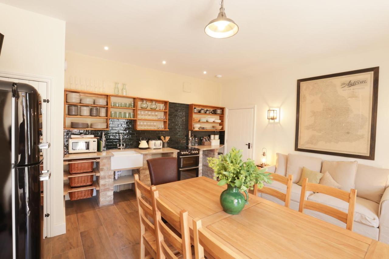 North Cadbury Court Coach Houses エクステリア 写真