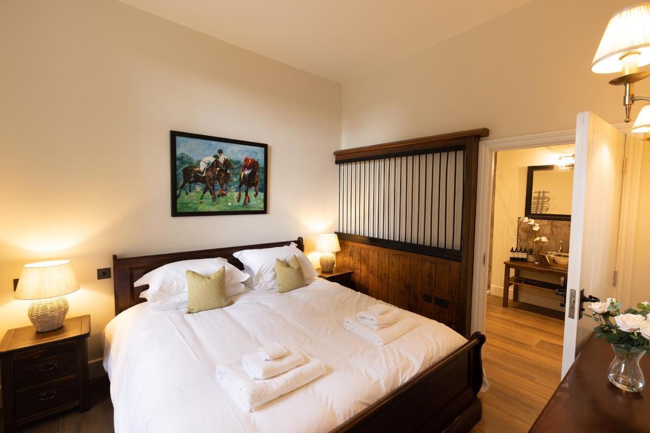 North Cadbury Court Coach Houses エクステリア 写真