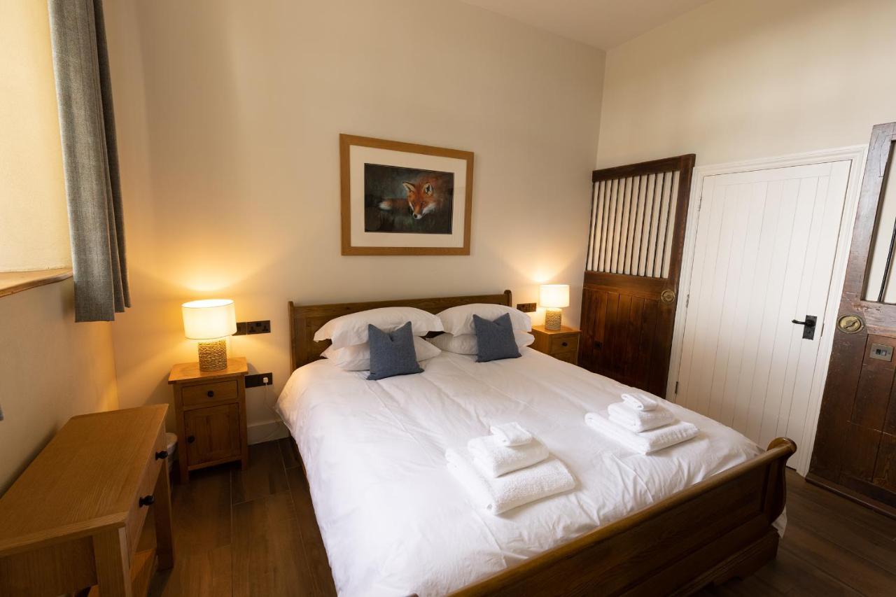 North Cadbury Court Coach Houses エクステリア 写真