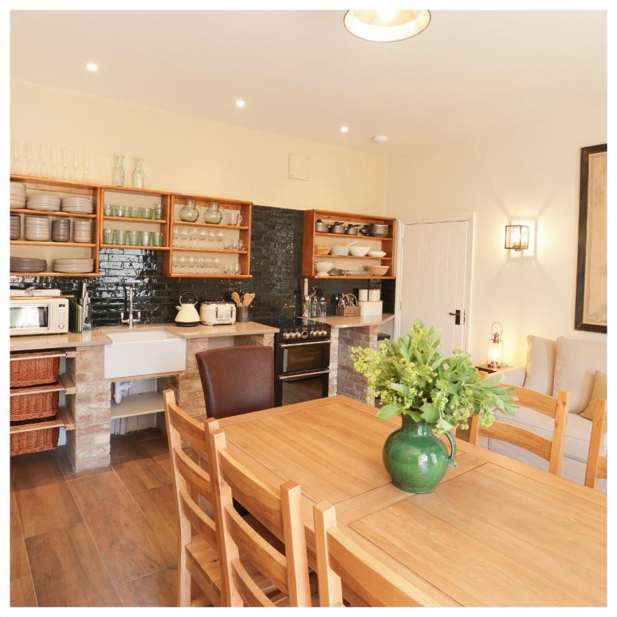 North Cadbury Court Coach Houses エクステリア 写真